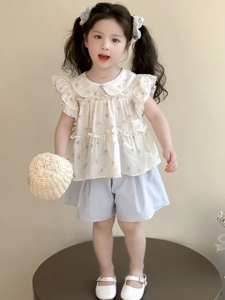 #高品质童装 #甜美穿搭 #女童套装 #生女儿就是用来打扮的 家里有小公主的一定要给她买这套童装,它是一套夏季女童套装,衣服上印着漂亮的印花图案,而且还是纯棉的面料,穿上特别舒服,非常适合小女孩穿,喜欢的朋友赶紧下单购买吧!