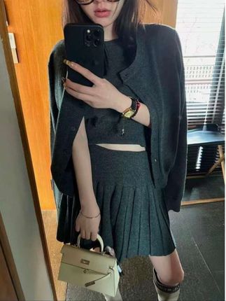 💥这套针织套装真的绝绝子!深灰主调高级感拉满,米白、黑色款更是风格百变~ 短款上衣+百褶裙的组合,甜辣又显瘦,外搭开衫随性又有层次,日常出街、约会通勤都能轻松hold住! #针织套装yyds #甜辣风穿搭 #高级感日常 #早秋叠穿攻略 #小个子显高穿搭