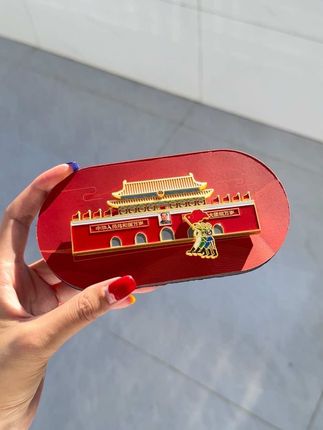 谁懂啊!这枚冰箱贴把家国情怀焊在生活里了,金属质感超绝,拿在手里沉甸甸的很有分量。#纪念章 #冰箱贴#不忘初心 #热爱祖国 #我爱我的祖国