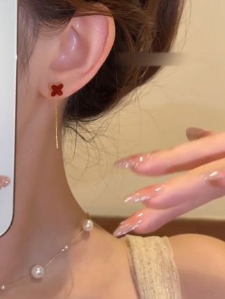 红色四叶草耳环流苏耳线黑色气质高级感2025新款爆款设计感耳饰#时尚饰品 #耳环控女生 #美饰分享 #耳钉简约 #耳饰搭配