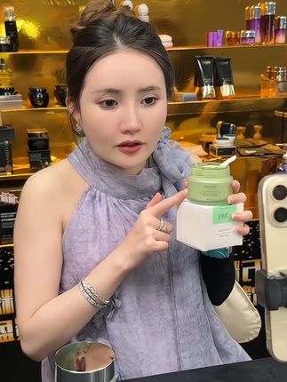三罐够用一年的清洁泥膜,温和不拔干不刺激,用之前用温水打开毛孔,上脸5到8分钟后揉搓按摩冲洗,脸上垃圾污渍通通带走,而且水润清爽#娜姐呀❗ #泥膜
