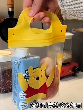 这种带提手的密封袋真的好好用,可以装早餐水果,还是能站立的,随手一拎就很方便,易优家的品质可以放心入#密封袋 #密封袋保鲜袋 #强烈推荐 #种草好物 #母婴好物