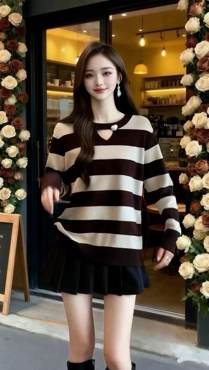 🔥宝子们,我不允许大码姐妹还没发现这件秋冬宝藏针织打底衫🥰! 这款正肩设计的针织衫真的太绝啦。正肩版型能够很好地修饰肩部线条,让肩膀看起来更挺括,视觉上有直角肩的效果,整个人的气质瞬间提升,而且还特别显瘦,轻松弱化大码身材的圆润感🤩。 它是独特的条纹款式,条纹元素自带复古时尚感,让整件衣服在简约中又透着独特的魅力。面料是柔软亲肤的针织材质,贴身穿超级舒服,保暖性也很棒,秋冬穿完全不怕冷😎。 作为打底衫,它的实用性超高,搭配各种外套都很合适。外面套上一件长款大衣,秒变气质女神;搭配短款羽绒服,又能营造出俏皮可爱的感觉👏。大码姐妹们赶紧冲,有了它,秋冬也能美美的! #秋冬新款 #大码针织衫 #条纹控 #简约休闲风 #谁穿谁好看特别有女人味