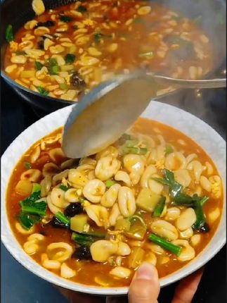 下雨天不知道吃啥就来吃一碗大锅烩麻食吧,一秒回到小时候#跟着抖音做美食 #家常菜 #烩麻食#麻食 #这一碗好过瘾