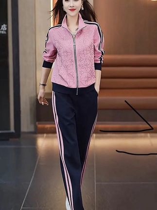 姐妹们看过来!春秋款女运动两件套来啦,2025新款设计超亮眼。卫衣搭配开衫外套,还有精致烫钻装饰,时尚又休闲。日常出街或轻运动都合适,质感在线,赶紧看看~#运动穿搭 #运动服 #运动健身 #气场全开 #时尚
