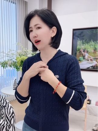 #dou上热门 ELLE Active经典毛织连帽针织开衫女士慵懒休闲长袖毛衣百搭上衣#优雅气质 #慵懒风穿搭 #通勤搭配 #秋冬穿搭
