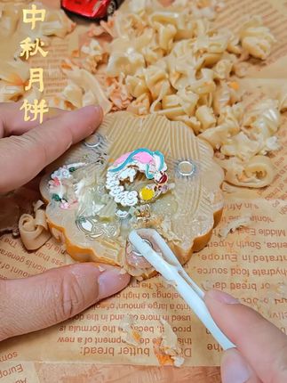 马上中秋佳节了,送孩子一个不脏手的月饼挖宝玩具,挖的过程好解压,挖出来的宝藏可以串成精美的手链,还可以做成手工皂和吹泡泡,好玩又有创意,带给孩子不一样的节日仪式感#挖宝玩具#益智玩具