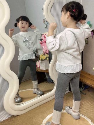 在遇见你以后 我有机会重新养一遍小时候的自己那个怕黑的小孩得到了陪伴那个爱犯错的小孩得到了原谅 当那个我们都喜欢而小时候舍不得买的东西放在你手心我一下子拥有了三份快乐一份是因为你 一份是看着你的我 一份是来自遥远的小时候#我的女孩 #骗你生女儿 #陪你长大 #生女儿就要这样穿#萌娃穿搭