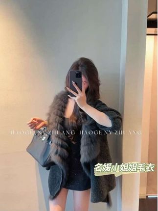 穿上‘银珠小姐’的瞬间,感觉自己说话的语气都不自觉地变温柔了。它是我所有毛衣里,被询问度最高的一件!”#皮草毛衣 #高级感穿搭 #穿搭 #今天穿什么 #秋冬穿搭