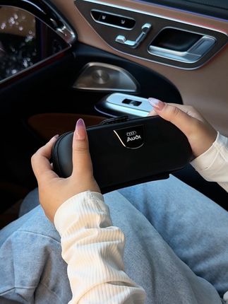 居然是磁吸开关设计!还能单手操作如此方便!#好物推荐🔥 #车载眼镜盒 定制专属车标也不在话下#汽车好物推荐