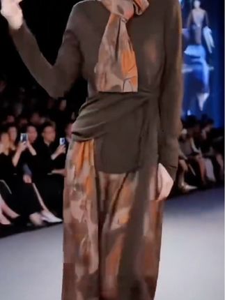 送丝巾!好看文艺风裙套装女2025秋季新款休闲显瘦纯色上衣+半身裙@DOU+上热门 @DOU+小助手