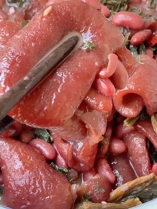 炖腊猪皮,家家户户都爱吃,炖汤,红烧都可以。我可以一口气吃几碗饭的那种!#妈呀太香了#猪皮#猪皮的吃法#下饭菜