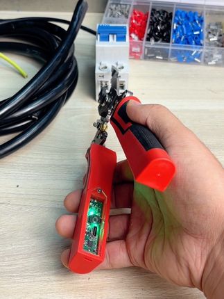 测电方便实用的#多功能电工钳 德力西升级款折叠#电工钳 新升级充电设计 方便实用#多功能剥线钳推荐 #测电剥线钳#电工剥线钳