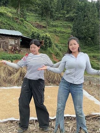 打完谷子了,和三妹一起跳一个,跳得不好开心就好#跳得不好开心就好 #乡村生活