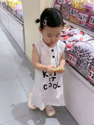 当了妈妈以后,总在某个寻常时刻突然鼻酸,明明她衣食无忧,平安健康,却总觉得那个小小的身影莫名单薄,后来读懂那句,爱是掏空口袋仍觉亏欠#陪你长大 #生女儿就是用来打扮的 #萌娃穿搭