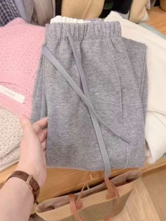 是谁还没拥有这条灰色休闲裤?高腰抽绳设计,把腰线往上提的同时,还藏着满满的随性松弛感~软糯的面料亲肤又舒适,像被云朵包裹住一样自在#显瘦百搭 #秋冬穿搭 #每日分享 #裤子 #强烈推荐