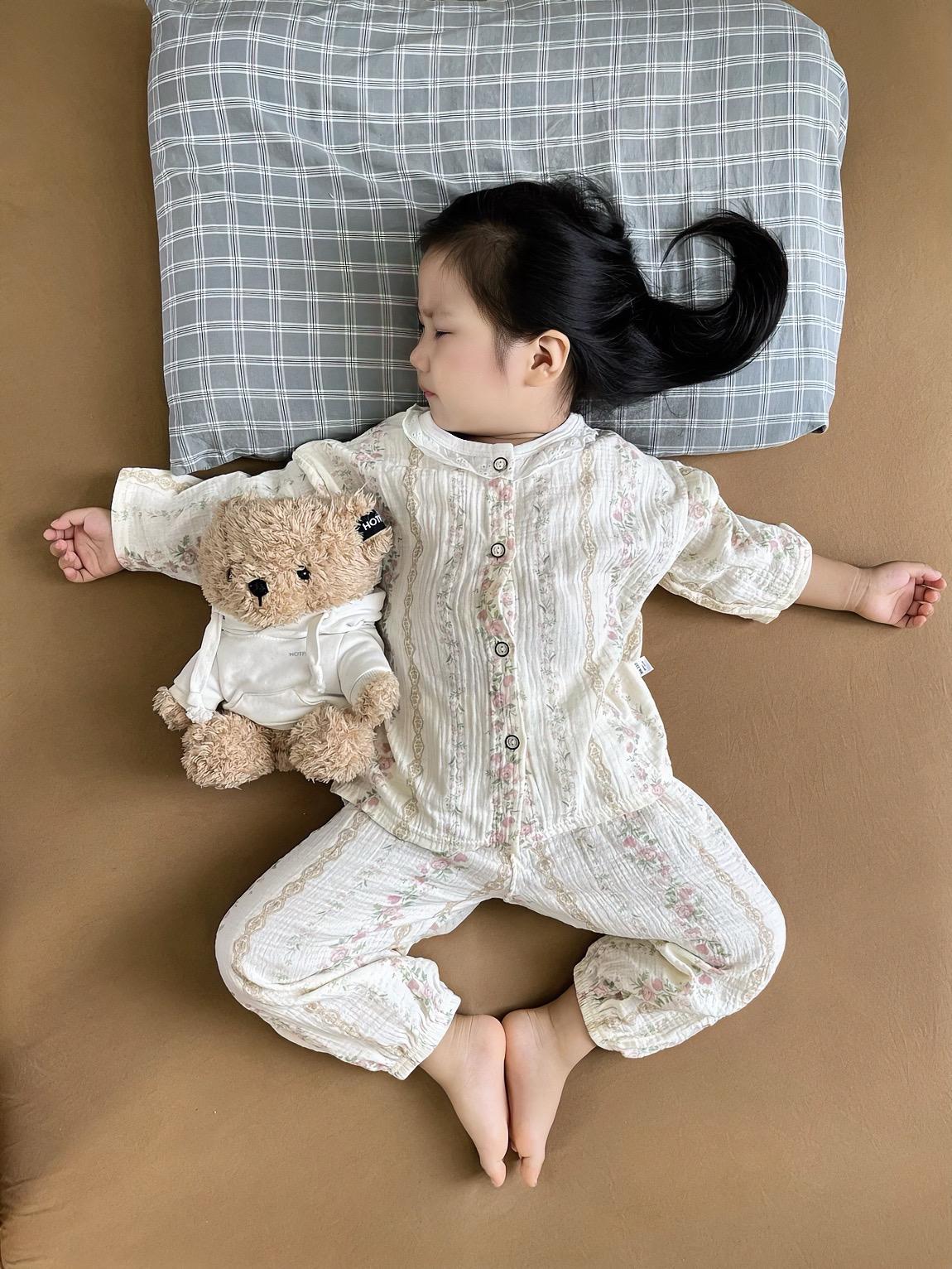 我们都在养一个小时候的自己 以爱的名义宴请小时候的自己 慢慢长大吧我的女儿 这个世界不缺大人#我的女孩👧🏻 #儿童家居服 #生女儿就要这样穿 #甜美穿搭 #女童穿搭
