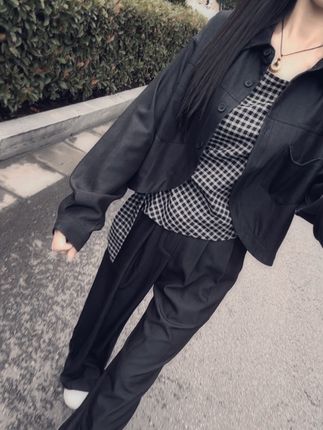 永远不要跟别人解释自己,不要在意别人的评价,不要活在别人眼里,做人不需要人人理解,也不要去别人的嘴里打听我,我有很多面,你看到我的哪一面你就配哪一面,做人问心无愧就好... #显瘦穿搭#穿搭