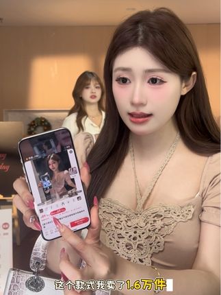 微胖姐妹选对裙子美美的#甜美穿搭 #气质范 #氛围感 #琥珀流光 #用琥珀流光打开秋天