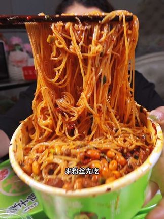 铺满辣子鸡的辣子鸡拌面,又香又辣好上头#辣子鸡拌面 #太好吃了 #拌面 #吃货文孃孃