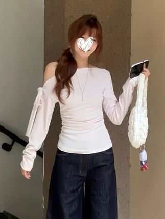 条纹斜肩长袖t恤女秋季修身减龄显瘦纯欲打底绑带设计感露肩上衣#今日穿搭 #好物推荐🔥 #慵懒风穿搭 #甜美穿搭