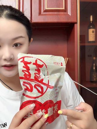 这个欢囍花生真的太好吃了,连花生壳都能嗦上半天,可有味了!#欢囍花生 #欢囍花生山核桃花生 #炒货 #花生 #追剧小零食