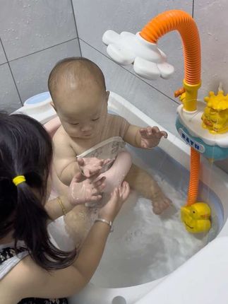 洗澡玩水神器,宝宝爱上洗澡🛁啦,花洒喷头也太好玩了吧#爱洗澡的宝宝 #儿童花洒 #爱玩水的小朋友