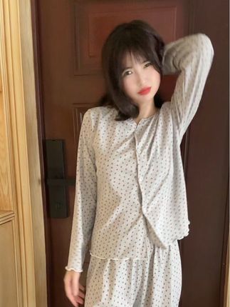 高弹软糯长袖长裤睡衣套装来啦!软乎乎面料治愈你一天的疲惫! 宽松显瘦小碎花家居服,上身真的太舒服了~#睡衣家居服 #面料柔软舒适 #韩系穿搭 #谁穿谁好看 #初秋韩系穿搭已就位