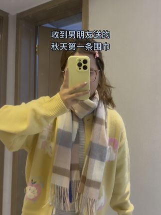天气刚刚降温,就收到了男朋友送的围巾,搭配我的小毛衣也太好看了吧#围巾#围巾系法#今天穿什么 #秋冬穿搭 #慵懒风穿搭