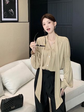 古金色V领衬衫女秋季新款丝带设计时尚长袖衬衣#今日穿搭 #穿搭ootd #休闲穿搭 #穿搭穿搭 #分享