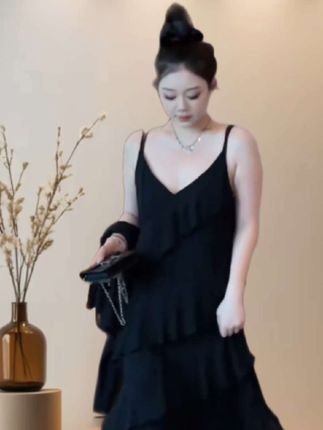 百搭大码胖MM显瘦连衣裙早秋高腰无袖长裙V领荷叶边吊带性感气质 #百搭 #显瘦显高显气质 #气质这一块拿捏死死的 #吊带连衣裙