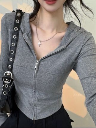 春秋连:/ 帽短款设计感上衣女拉链甜辣显瘦长袖T恤开衫潮#女装穿搭 #上衣穿搭 #每日分享