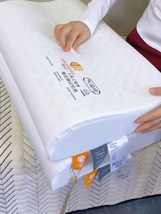 不愧是酒店都要抢着用的记忆枕头!睡着太舒服了!大品牌质感好,人体工学慢回弹!支撑性很不错!睡久了不变形,主要这个价格太划算,有需要的朋友赶紧趁活动买回来试试!大破价专场#超便宜超划算#枕头#好东西一起分享#面料柔软舒适#好物