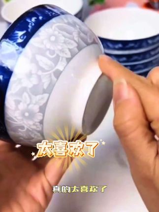 #创作灵感 太惊喜了,看看我这个架,到手十个陶瓷米饭碗,瓷质细腻光滑,经典青花瓷图案,右下彩工艺,底部防滑,可进微波炉,洗碗机,消毒柜,四点八英寸,喝汤吃饭大小都合适,真的好看又实惠。#陶瓷碗 #碗 #米饭碗#好物推荐🔥