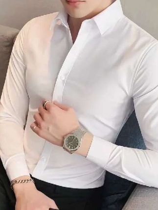 打工人的衬衫逆袭记 早八抓件衬衫冲地铁,同事盯着我领口憋笑:“哥,这皱得像刚从咸菜缸捞的?” 中午客户突袭开会,我摸出挂在包侧的便携挂烫机,三两下把衬衫熨得笔挺,修身版型刚好卡出腰线,痞帅感直接焊在身上。 客户拍我肩:“小伙子衣品可以,不像刚从地铁挤过来的!” 谁懂啊!这件商务休闲通杀的衬衫,把“潦草打工人”和“靠谱精英”焊成了无缝切换模式,春秋搭外套、单穿都帅到犯规~#男士衬衫#时尚百搭#高级感穿搭 #穿出自己的风格 #谁穿谁好看系列