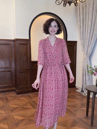 在变美这条道路上见证一个真理,懒的人从不开始,美的人从不放弃!#自信穿搭 #魅力女人 #女人味连衣裙 #中年女装妈妈装 #波点裙