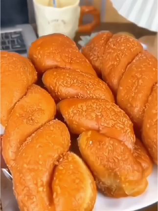 【工厂直发】酸奶麻花豆沙榴蓮夹心早餐好吃到停不下來#软糯香甜 #太香了 #零食推荐 。