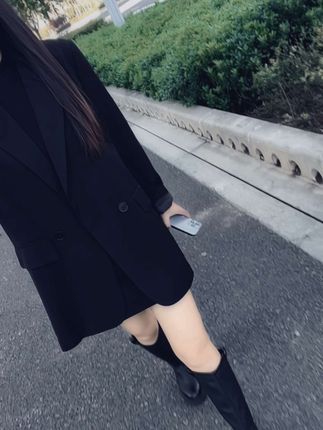身材到位 穿什么都是点缀,颜值到位 穿什么都是很配,金钱到位 一切听你支配,变美变瘦变有钱…哪一样不比谈恋爱强.. #穿搭 #西装外套 #气质穿搭 #穿搭技巧