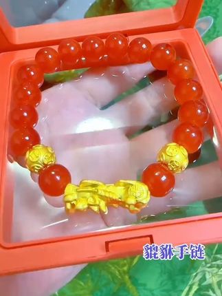 手链赛道文案素材 - 回复 @雨露(好物优选)的评论 偏爱这串红玛瑙貔貅手串
通透的红珠温润贴肤,貔貅配饰做工细腻
不浮夸不厚重,日常佩戴毫无负担
不用刻意搭配服饰,抬手间自带温婉气质
好好生活,先从装点自己的小美好开始#貔貅手链#平价饰品#日常配饰#简约百搭@DOU+小助手 - 雨露(好物优选)作品