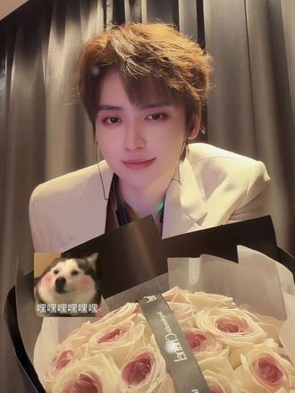 是即使再在外出差,也会用心给小月亮准备惊喜的浪漫小猪~@皮皮皮皮朱 #情人节 #皮皮朱与夜神月 #双向奔赴 #永远在一起 #浪漫