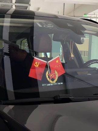 十分精美的红旗摆件,双面图案非常上档次,车上办公室家里都可以摆!#汽车用品#车载摆件 #红旗摆件 #汽车摆件 #汽车摆件推荐