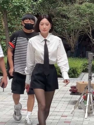 秦岚就这么水灵灵从我眼前过去了,好瘦好白好好看😍#秦岚 #闪耀如她 #气场全开