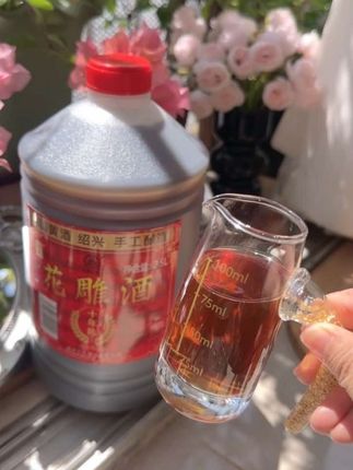 15度绍兴花雕酒 坛启满室飘酒香,酒液呈温润琥珀色。15度酒精度,入口绵柔不烈,余韵裹着江南米香。 日常小酌、亲友小聚都适配,陶坛封装显雅致,自留品饮或宴客赠礼,都能品出绍兴酒的独特韵味。#绍兴花雕酒#太香了#厨房好物#好东西一起分享 #好物推荐🔥
