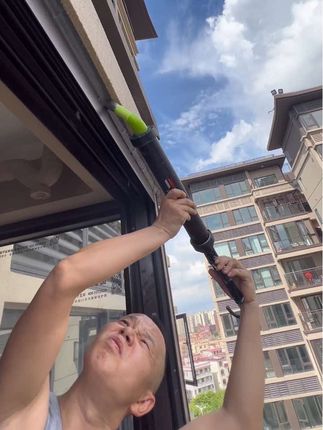 外墙打胶身位不够 扭着腰打胶 更需要一把省力的胶枪 #三道杠 #三道杠胶枪 #门窗人的日常 #打胶