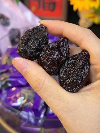 管理期嘴馋的时候,来点这个西梅干,它不仅好吃,而且还是大颗的酸甜可口的西梅制作而成的,非常的美味可口,一口咬下去真的是太满足了,不管是大人还是小孩都爱吃,赶紧来尝一尝吧#西梅干 #西梅#休闲零食#办公室零食 #孕妇零食