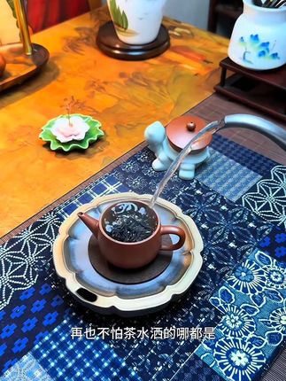 泡茶用壶承,百搭又实用!不占空间又很有氛围感的壶承是老茶客的首要选择,就这粗陶鎏金工艺,有种复古的中式美感,舍得禅语收纳其中,底部平稳不伤台面,自带滤孔还能蓄水,再也不怕茶水撒得哪都是,还能起到上乘下温的效果,搭配养壶垫,防磕碰好搭配,各种茶壶,盖碗都能用,茶宠也能养,满了直接倒掉,美观实用又大气,茶桌必备!#壶承 #粗陶壶承 #干泡台 #茶具 #召唤茶友