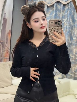 不要去计算一件衣服多少钱,要计算青春还剩多少年。万物皆上涨,唯有岁月减!对自己好一点又何妨!#黑色高级感穿搭 #显瘦搭配 #穿搭ootd #小个子穿搭 #今日日常穿搭分享