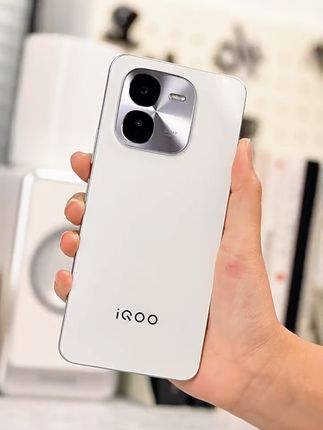 谁懂啊!iQOO Z9 手机这个大小手感简直 不要太好!喜欢! #iQOOZ9 #数码产品 #数码科技 #新手机 #买手机@DOU+小助手