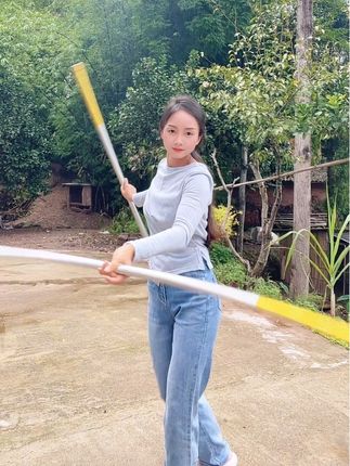 双棍花咋玩,来吧,练起来#金箍棒双棍花 #舞棍 #农村女人的才艺