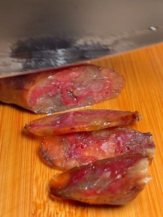 这才是正宗四川香肠该有的样子,滋滋冒油的香肠,肥瘦相间,太香啦#香肠#腊肠#四川香肠#四川腊肠 #腊肉香肠